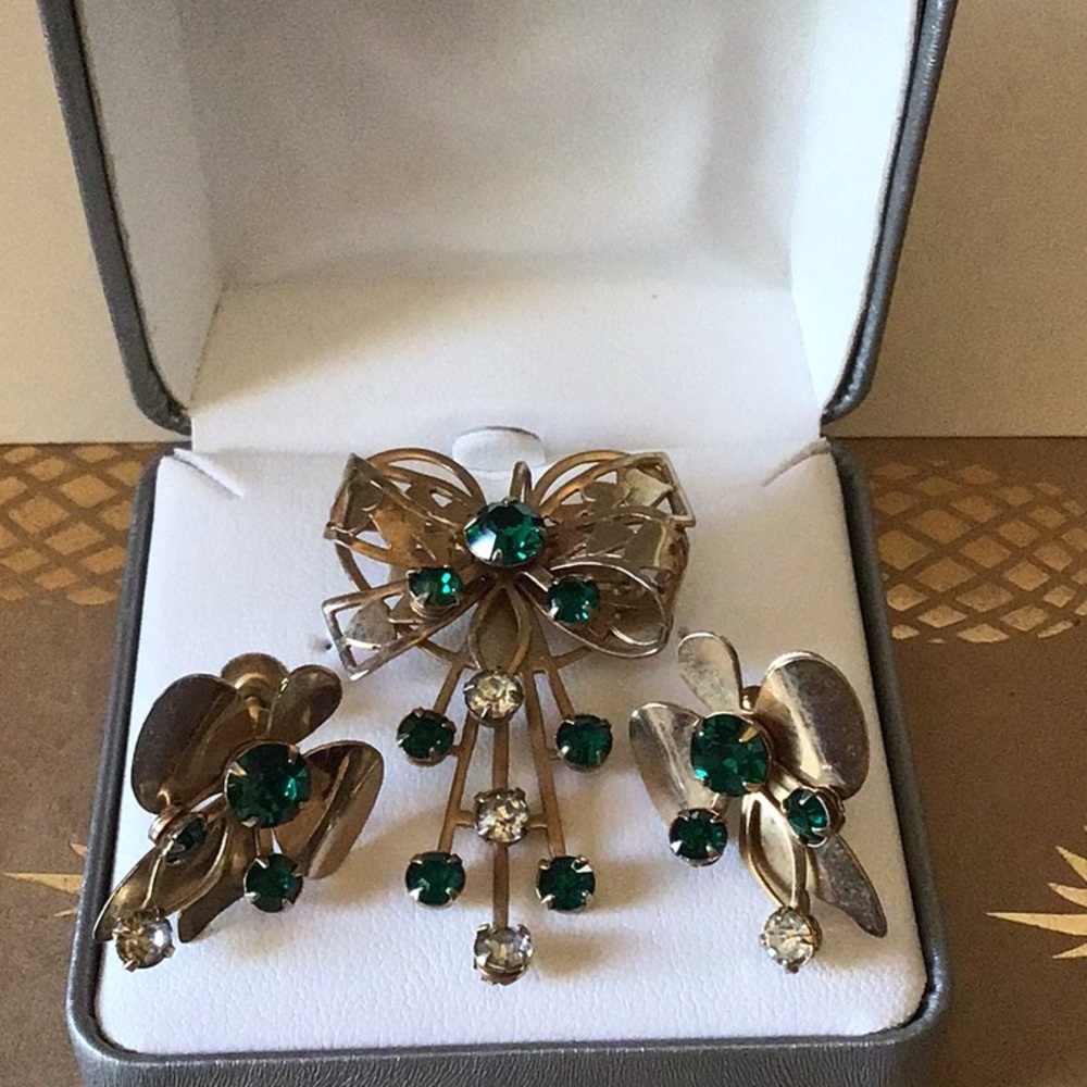 Stunning 1940s emerald brooch and earrings